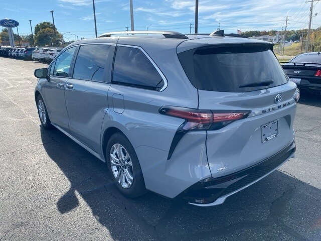 2023 Toyota Sienna XSE photo 3