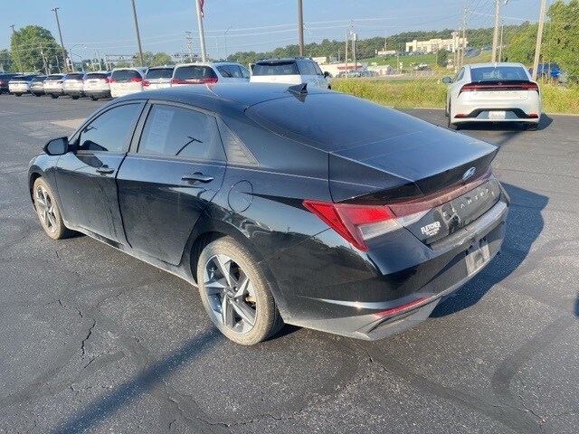 2023 Hyundai Elantra SEL photo 3