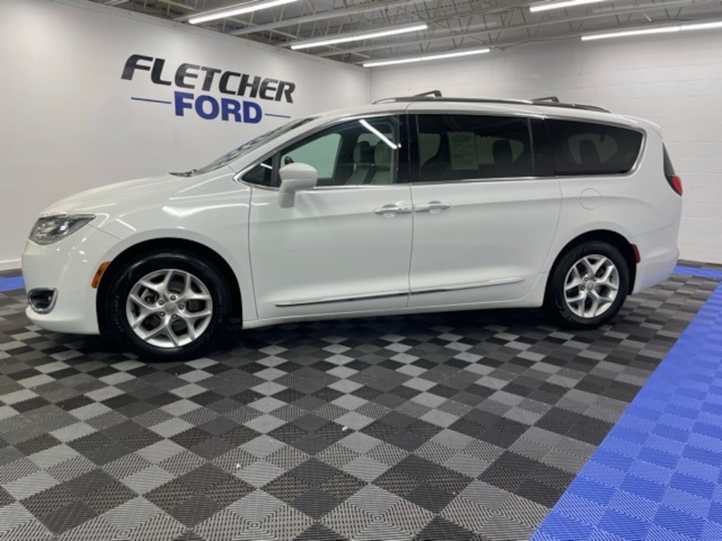 Used 2017 Chrysler Pacifica Touring L Plus Minivan/Van