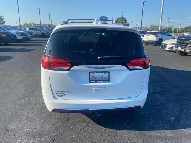2017 Chrysler Pacifica Touring Plus photo 3