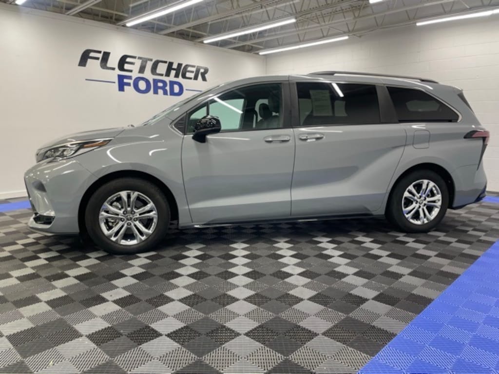 Used 2023 Toyota Sienna XSE Minivan/Van