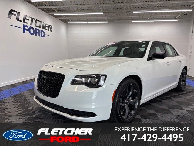 2023 Chrysler 300 Touring's photo