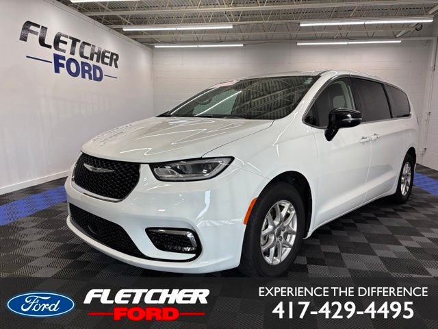 2024 Chrysler Pacifica Touring L's photo