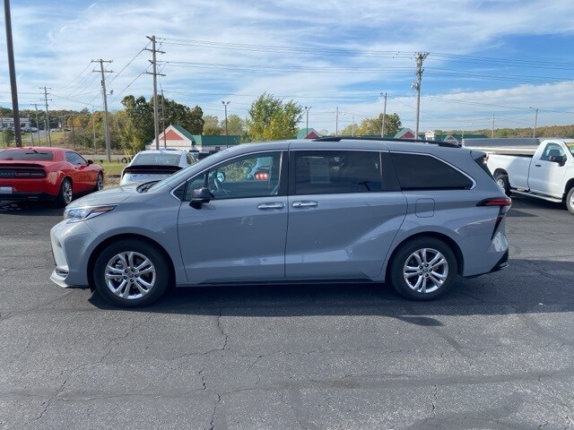 2023 Toyota Sienna XSE photo 2