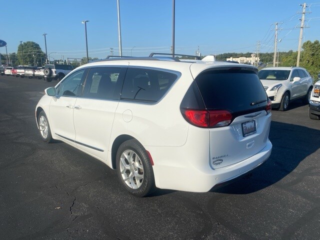 2017 Chrysler Pacifica Touring Plus photo 2