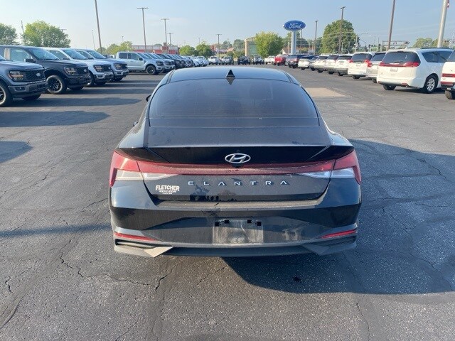 2023 Hyundai Elantra SEL photo 4