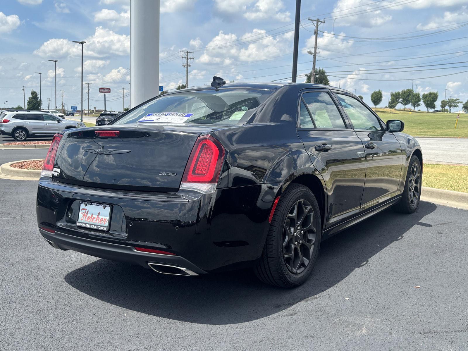 2021 Chrysler 300 Touring L photo 2