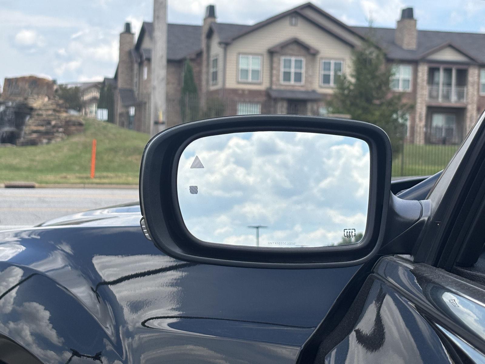 2021 Chrysler 300 Touring L photo 3