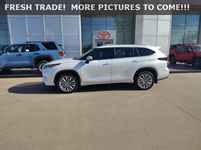 2024 Toyota Highlander Platinum photo 2