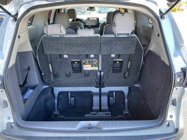 2021 Toyota Sienna LE photo 4