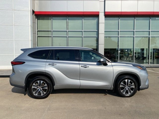 2022 Toyota Highlander Hybrid XLE photo 2