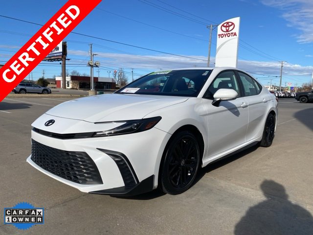 2025 Toyota Camry SE's photo