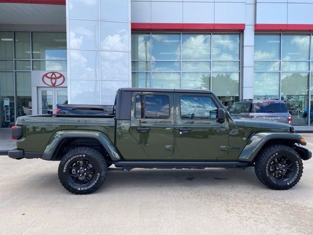 2024 Jeep Gladiator Willys photo 2