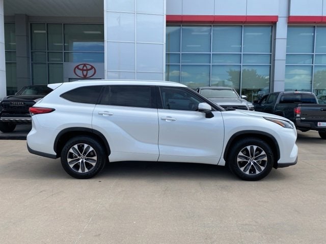 Used 2022 Toyota Highlander XLE with VIN 5TDGZRAH3NS548348 for sale in Joplin, MO