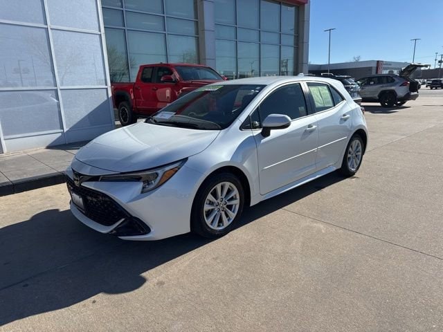2024 Toyota Corolla Hatchback SE's photo