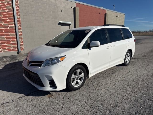 2020 Toyota Sienna LE's photo