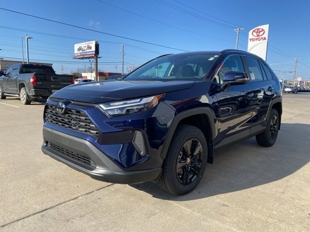 2025 Toyota RAV4 XLE's photo