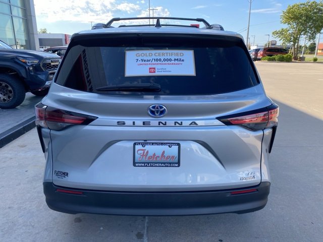 2021 Toyota Sienna LE photo 3