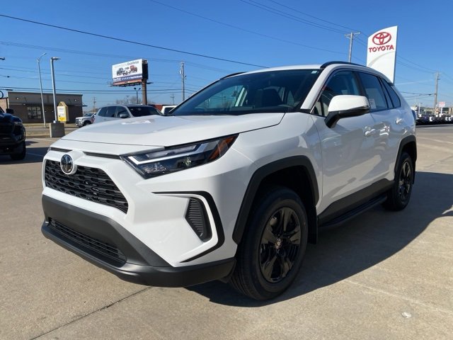 2025 Toyota RAV4 XLE's photo