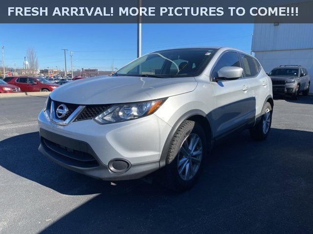 2017 Nissan Rogue Sport S's photo