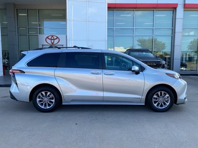 2021 Toyota Sienna LE photo 2