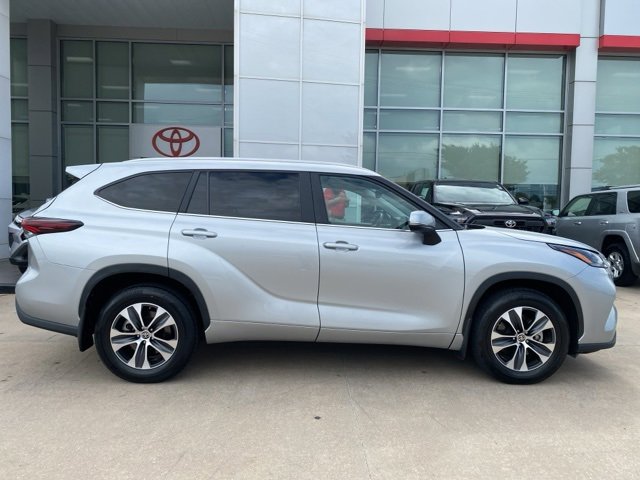 2024 Toyota Highlander XLE photo 2