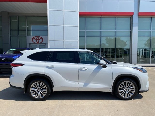 2023 Toyota Highlander Platinum photo 2