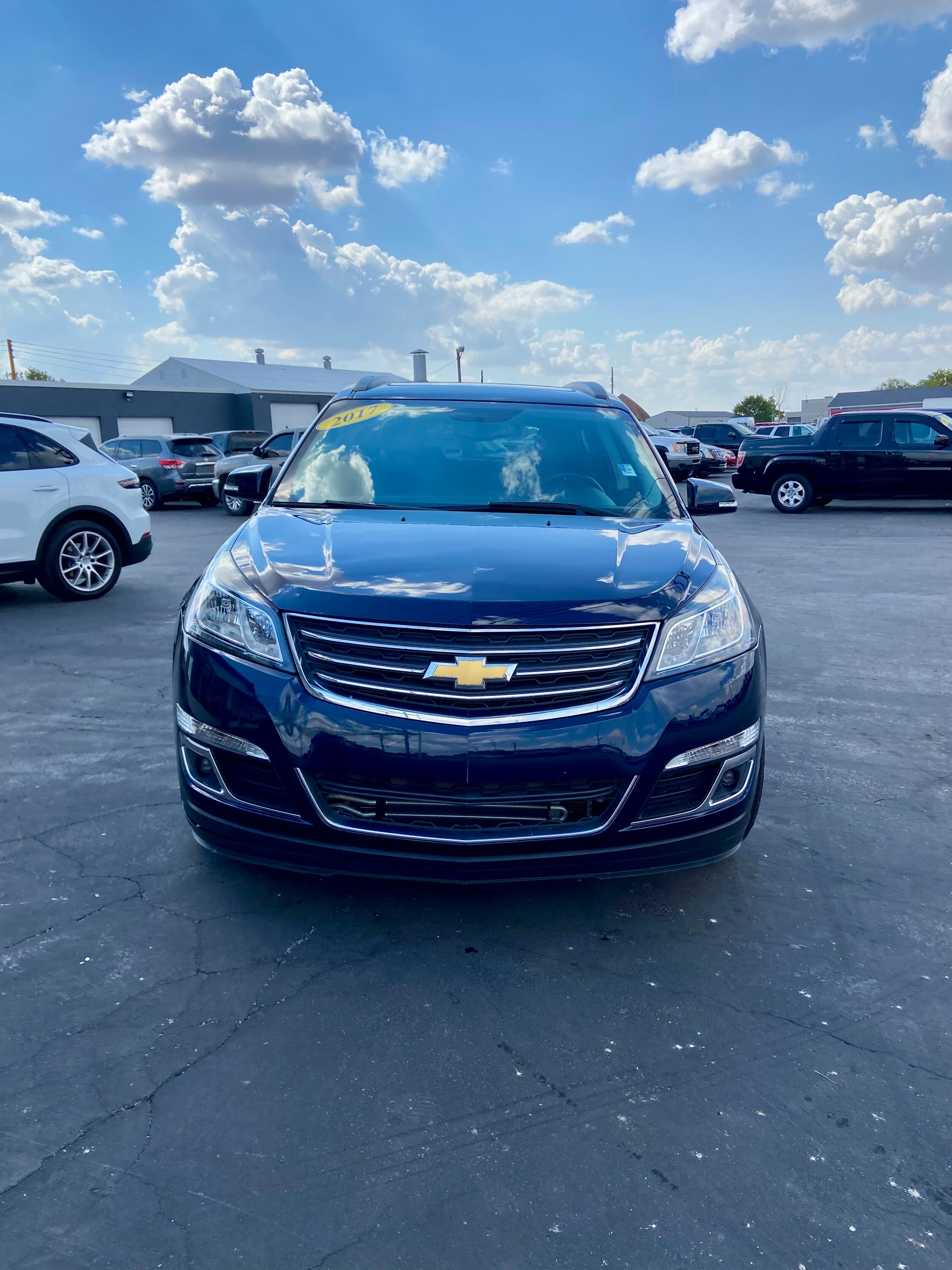 2017 Chevrolet Traverse 2LT photo 2