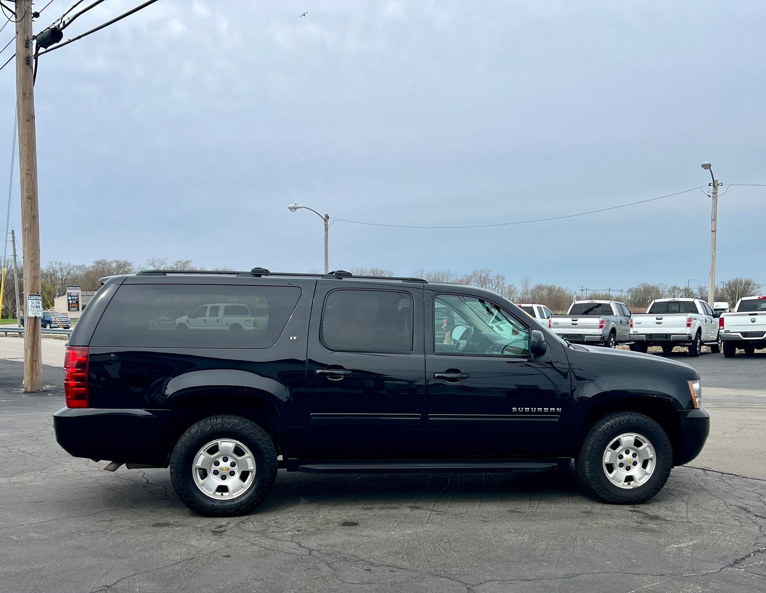 2013 Chevrolet Suburban 1500 photo 3