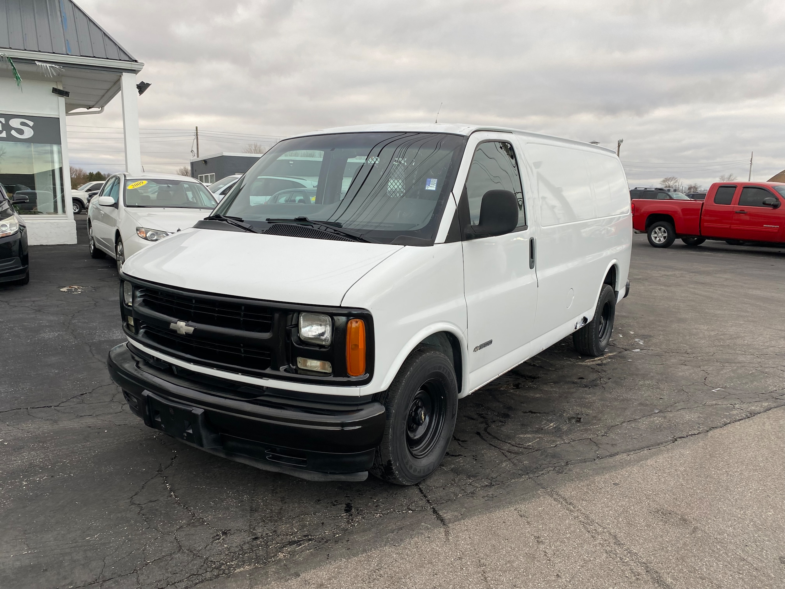 2002 Chevrolet Express Base's photo