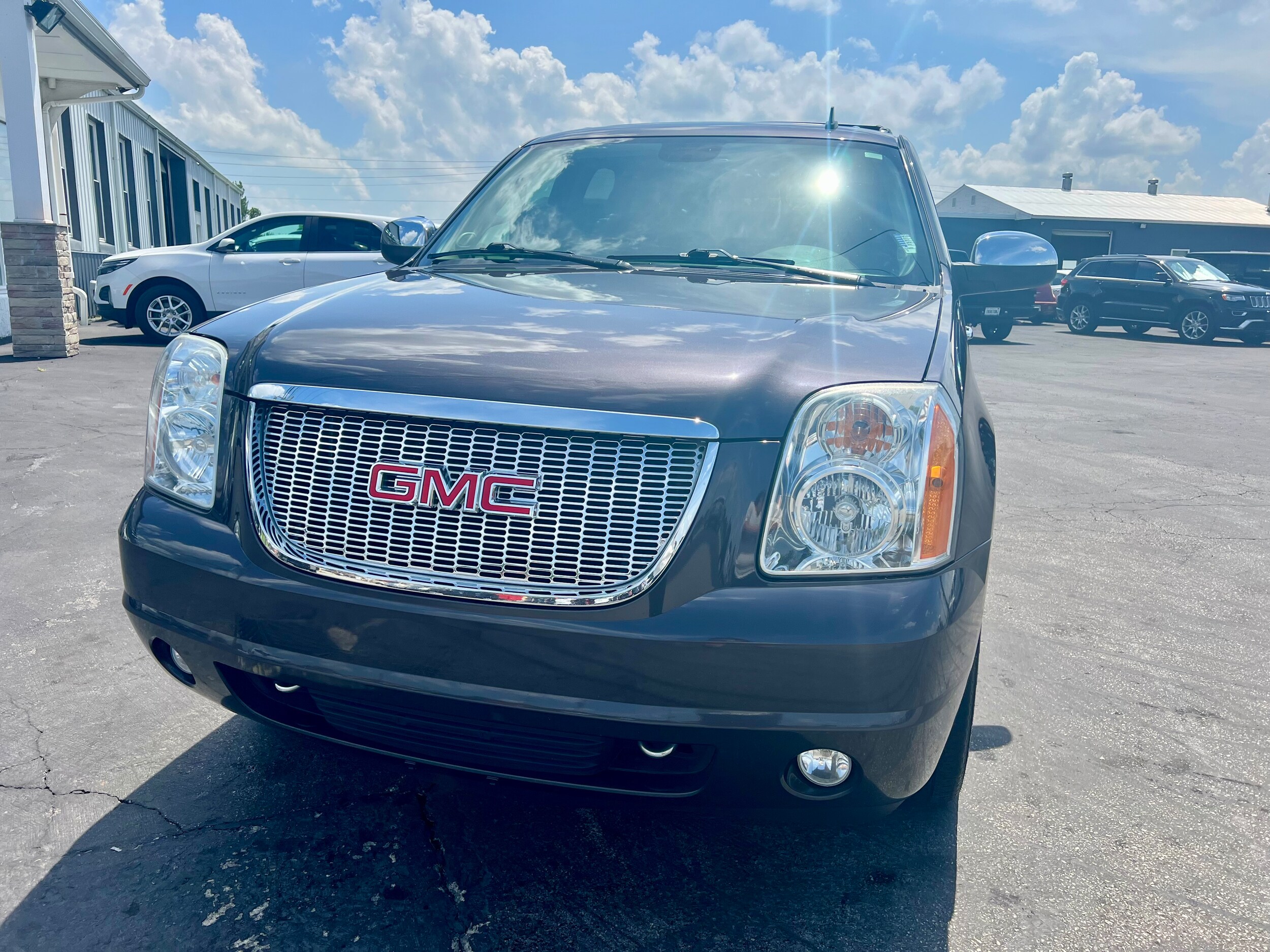 2011 Gmc Yukon SLT photo 2