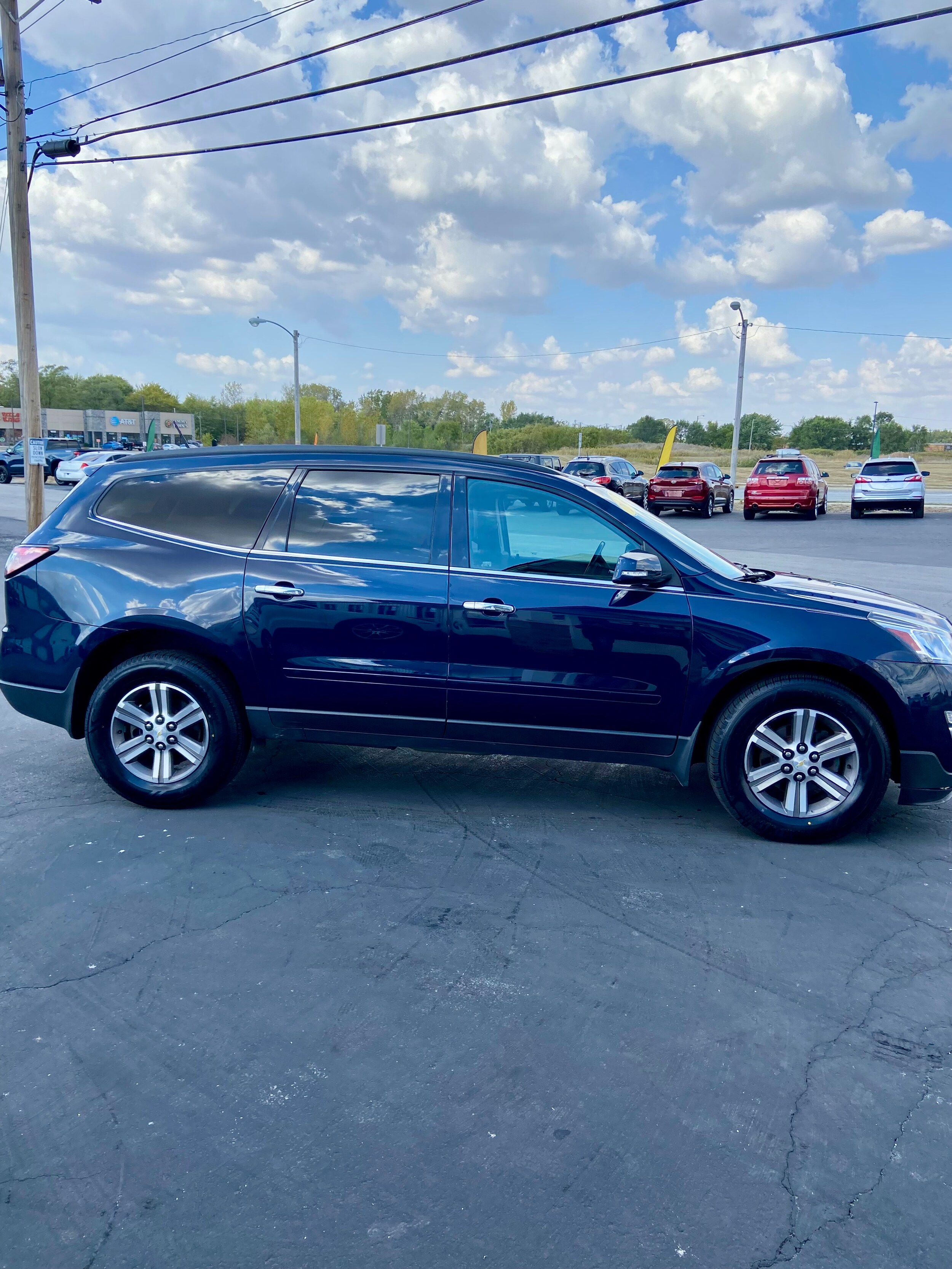 2017 Chevrolet Traverse 2LT photo 3
