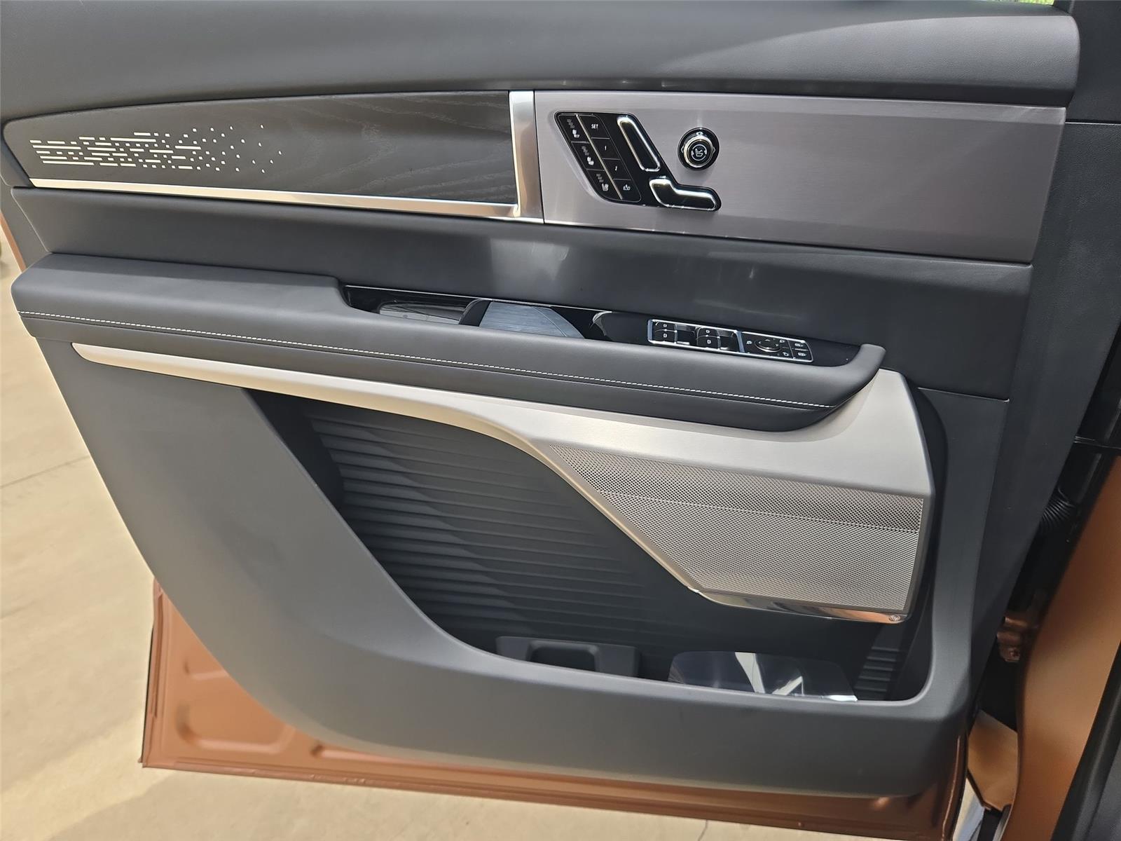 2027 Cadillac VISTIQ Platinum - Photo 23