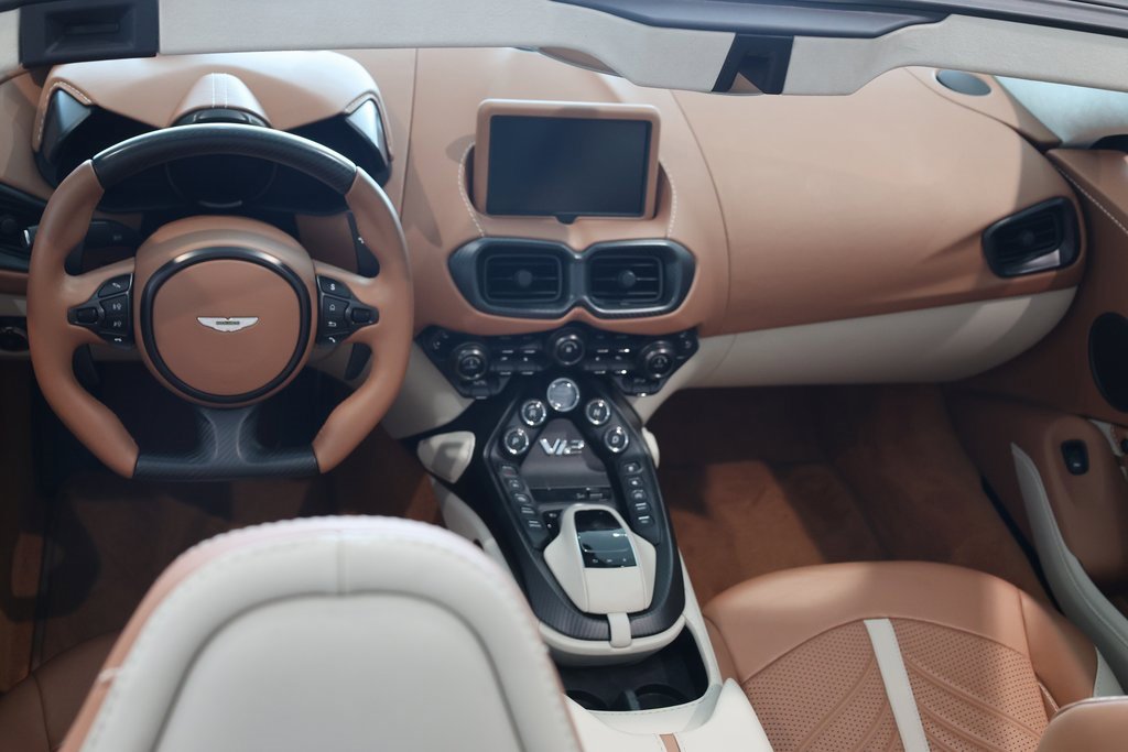 2023 Aston Martin V12 Vantage photo 2