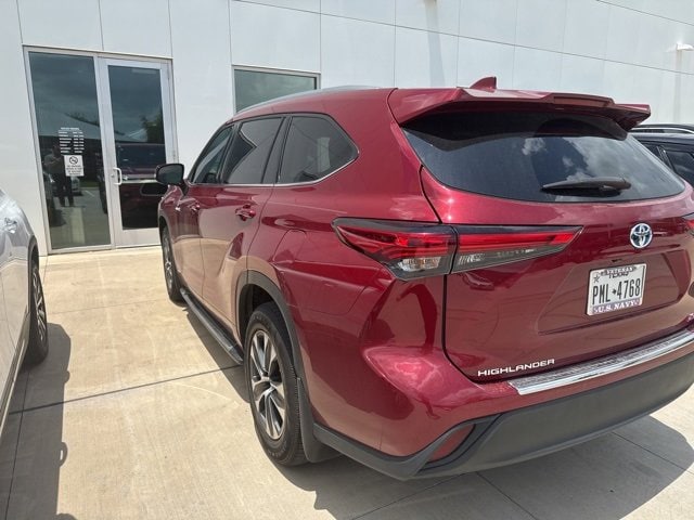 Used 2021 Toyota Highlander XLE with VIN 5TDGBRCH5MS525413 for sale in Arlington, TX