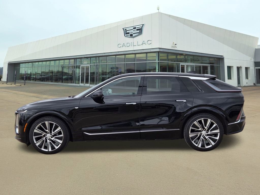 2024 Cadillac Lyriq Luxury photo 2