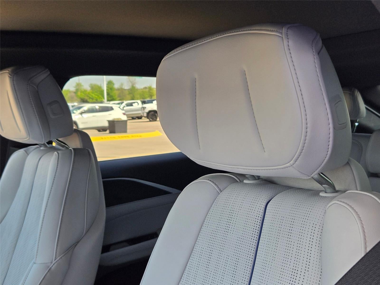 2026 Cadillac LYRIQ Luxury - Photo 12