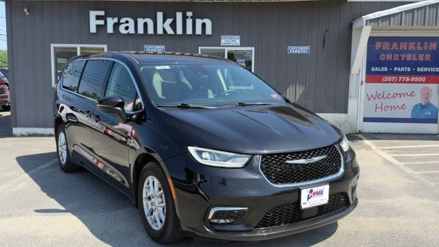 2023 Chrysler Pacifica Touring L's photo