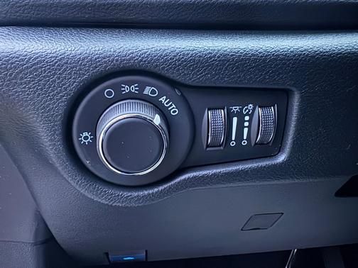 2026 Chrysler Voyager LX - Photo 14