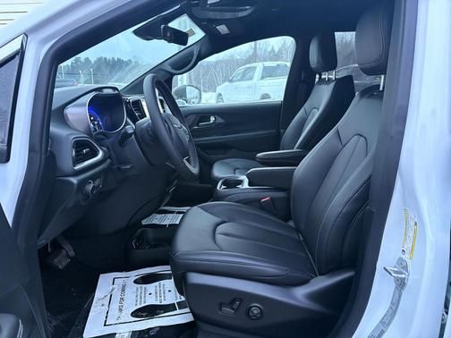 2026 Chrysler Voyager LX - Photo 10