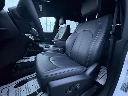 2026 Chrysler Voyager LX - Photo 11