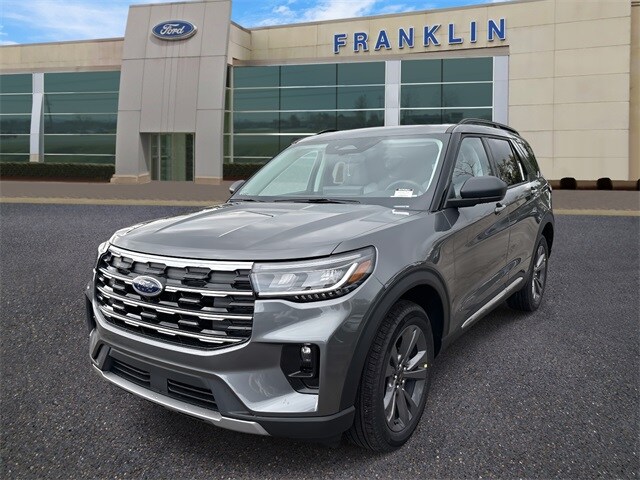2025 Ford Explorer photo 2