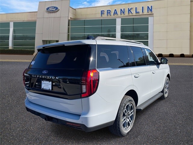 2025 Ford Expedition photo 2