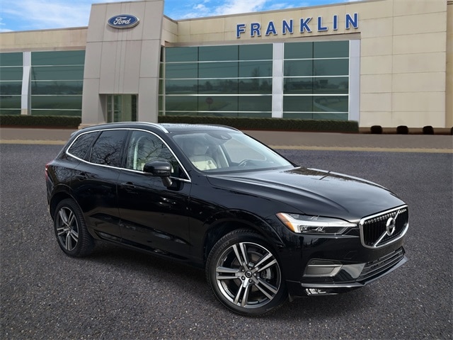 2021 Volvo XC60 Momentum's photo