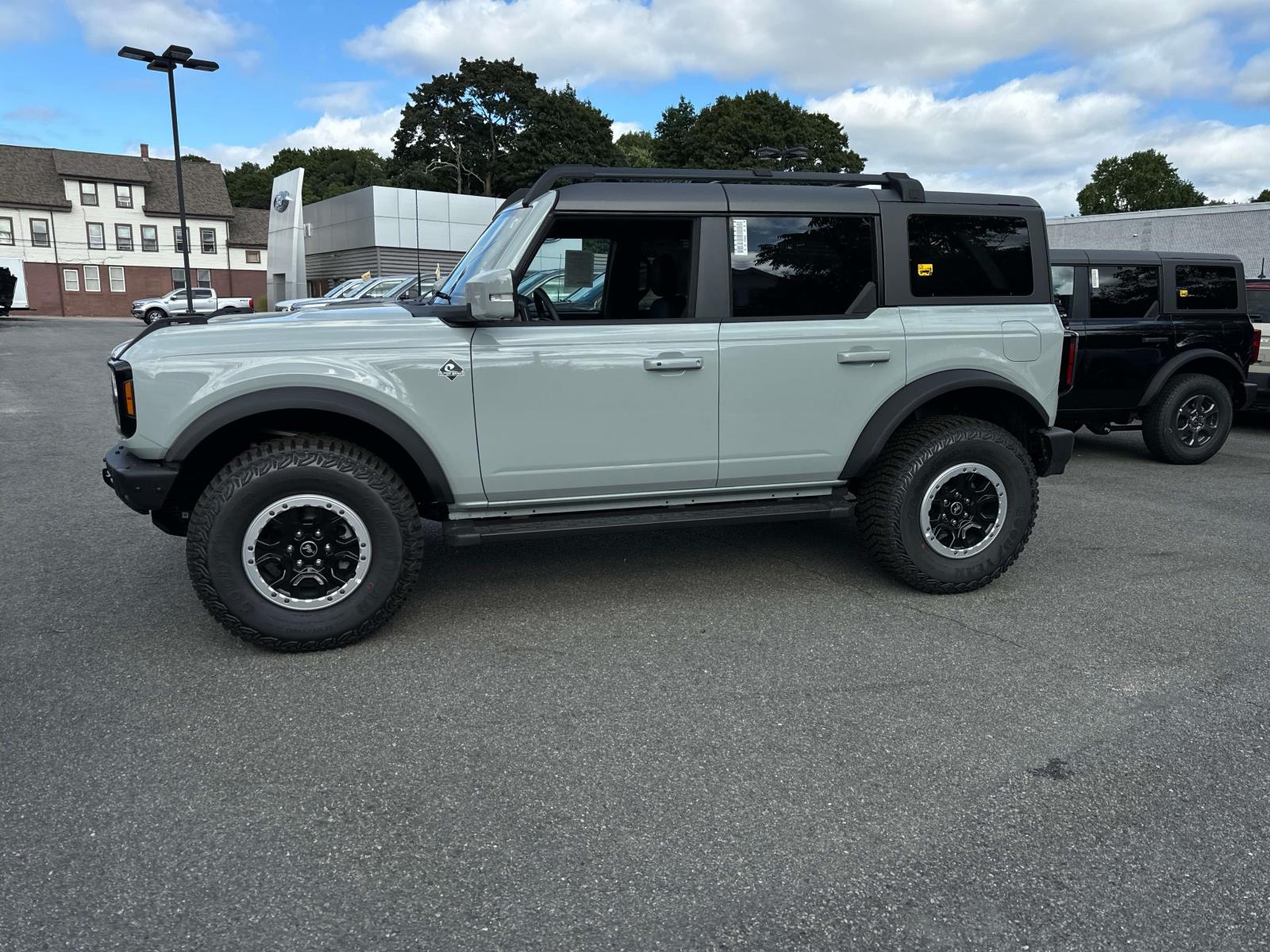 2024 Ford Bronco Outer Banks 2