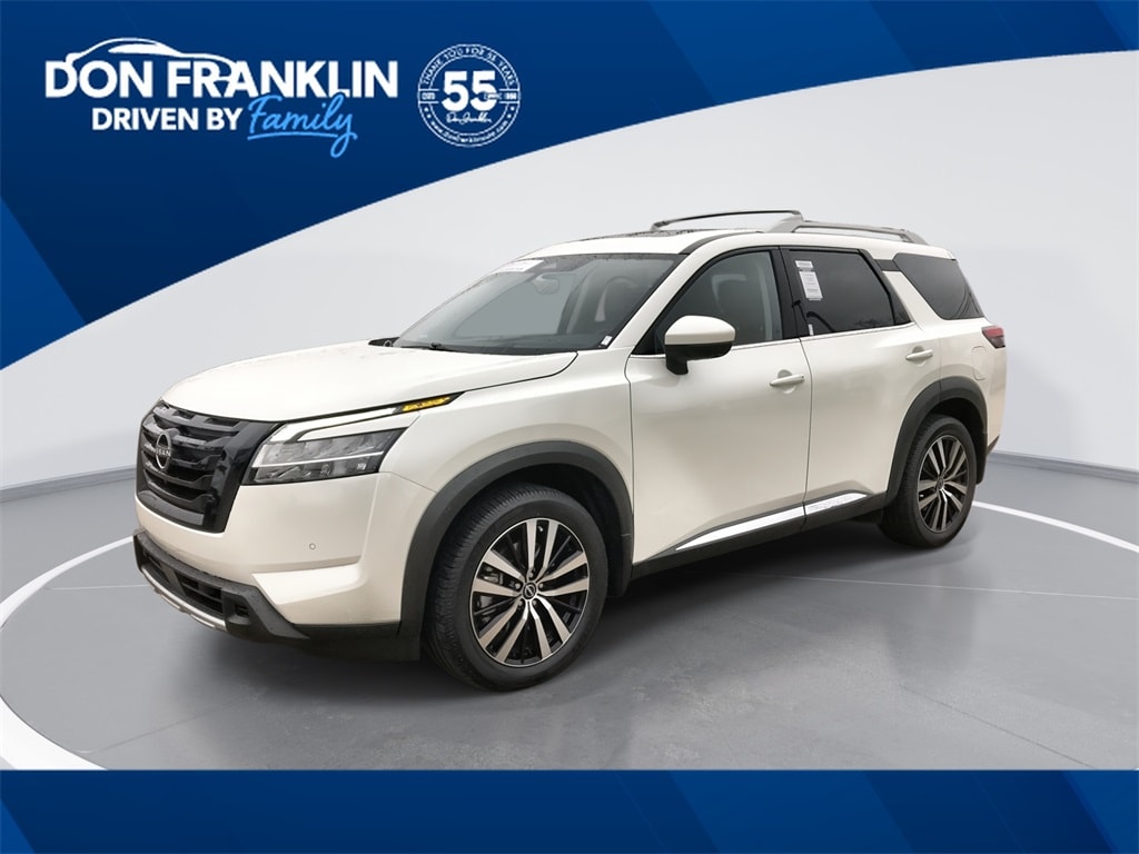 2023 Nissan Pathfinder Platinum's photo