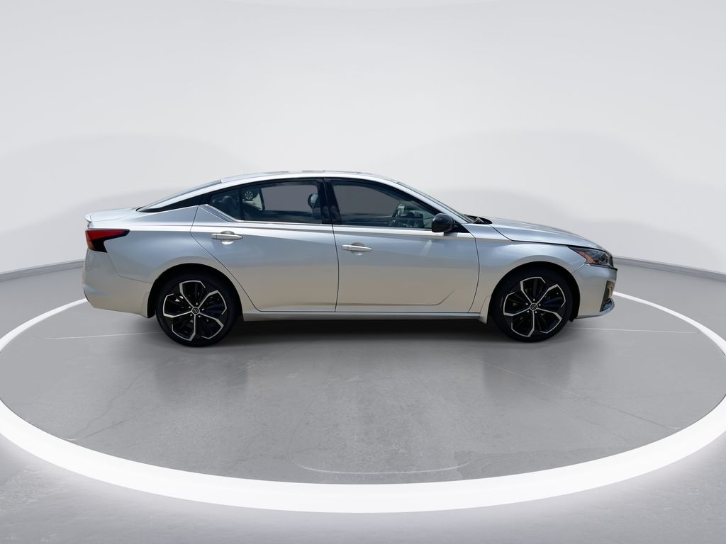 2023 Nissan Altima SR - Photo 10