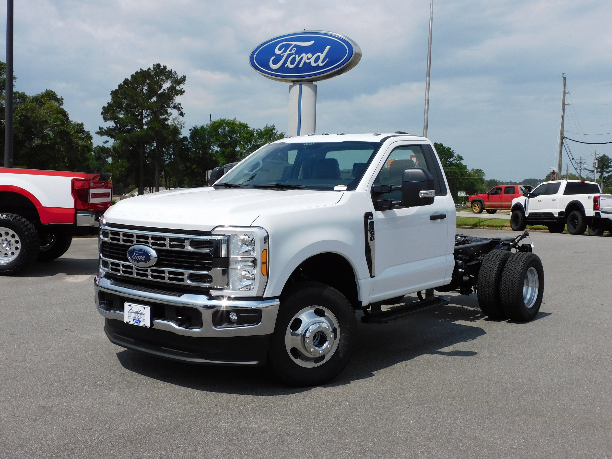 2025 Ford F-350 photo 2