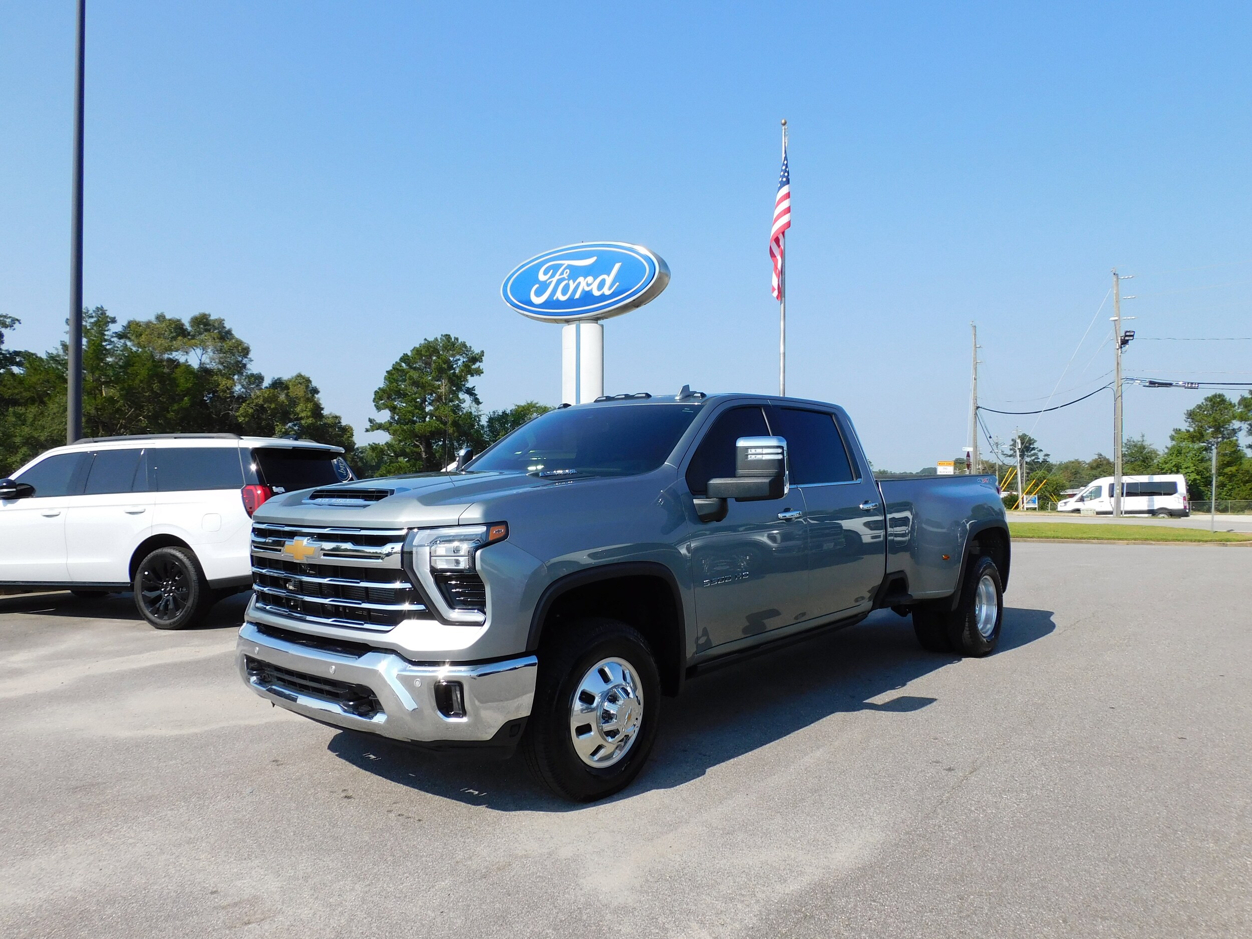2025 Chevrolet Silverado 3500HD LTZ photo 2
