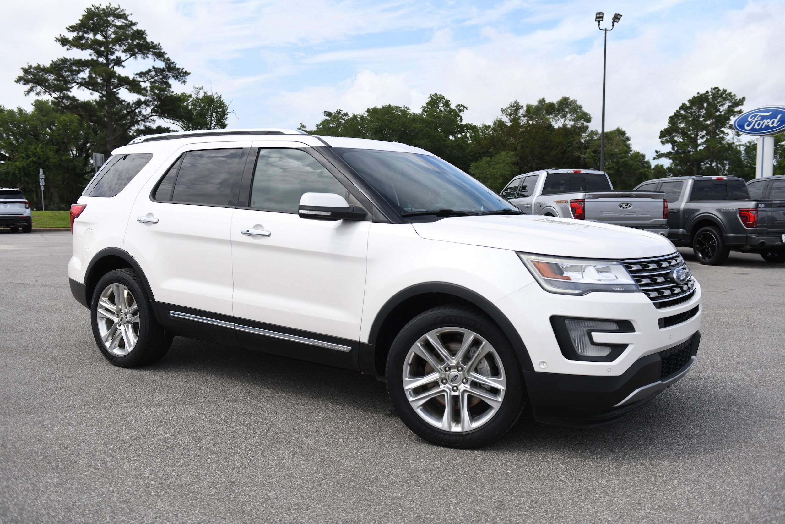 2017 Ford Explorer Limited FWD's photo